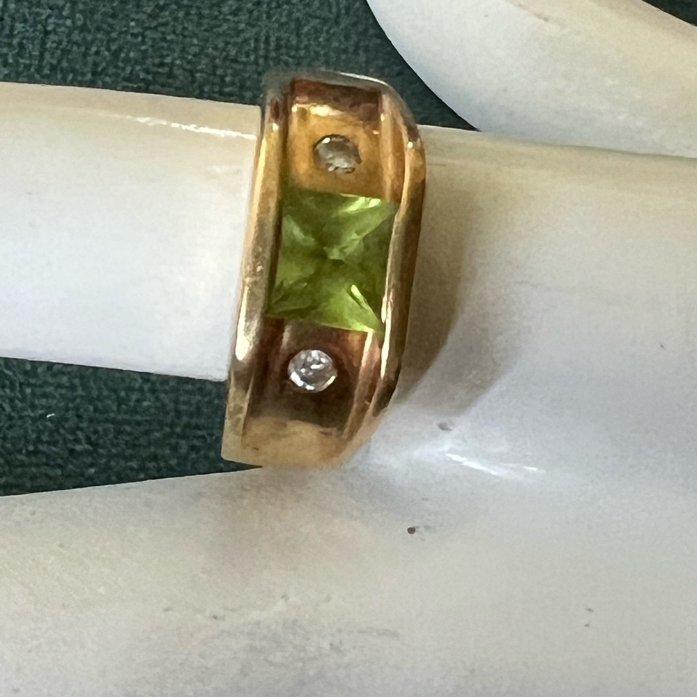 Elegant Gold and Green Gemstone Ring